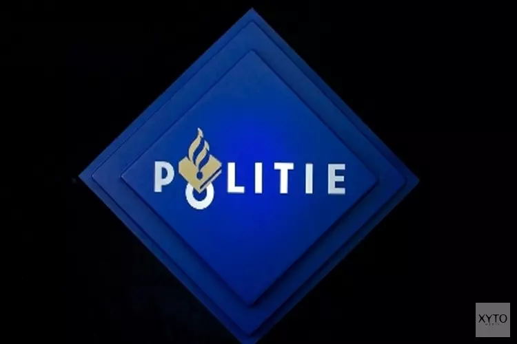 Gezocht: Bekogelen politieagent met stoeptegel