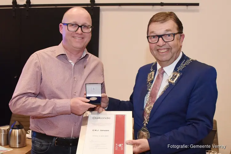 Bronzen waarderingspenning voor Erwin Janssen
