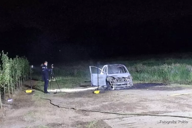 Onderzoek naar overleden persoon in uitgebrande auto