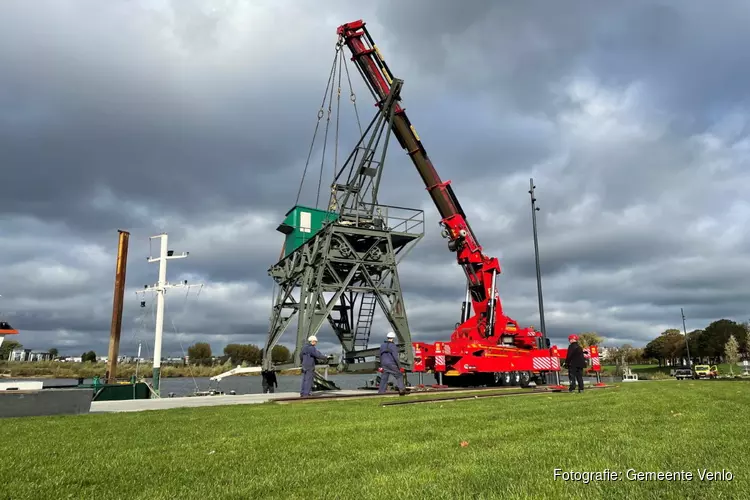 Oude kraan geplaatst op Lage Loswal