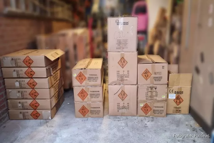 Agenten vinden grote hoeveelheid vuurwerk in garagebox
