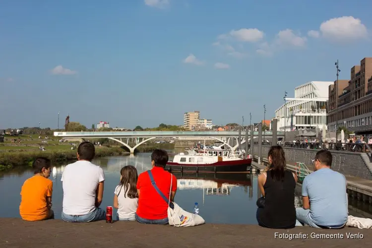 Weerdsprong rood uitgelicht op Dress Red Day