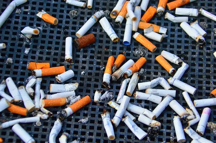 Peuken horen in de afvalbak: Druk ‘m uit, gooi ‘m erin