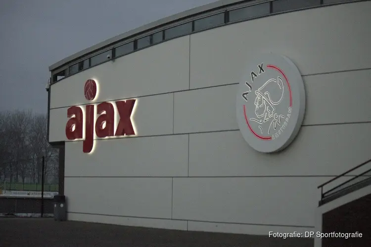 Jong Ajax in eigen huis onderuit tegen VVV-Venlo