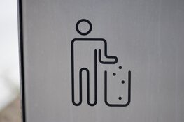 Gooi sanitair afval in de afvalbak