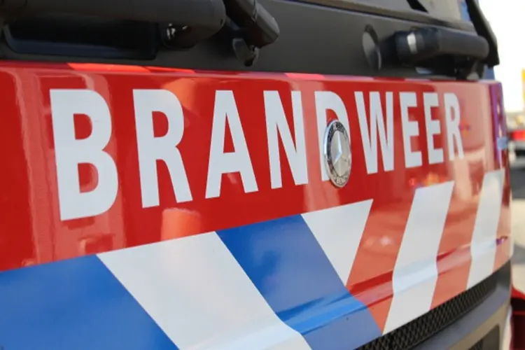 Auto volledig uitgebrand naast woonwagen in Weert